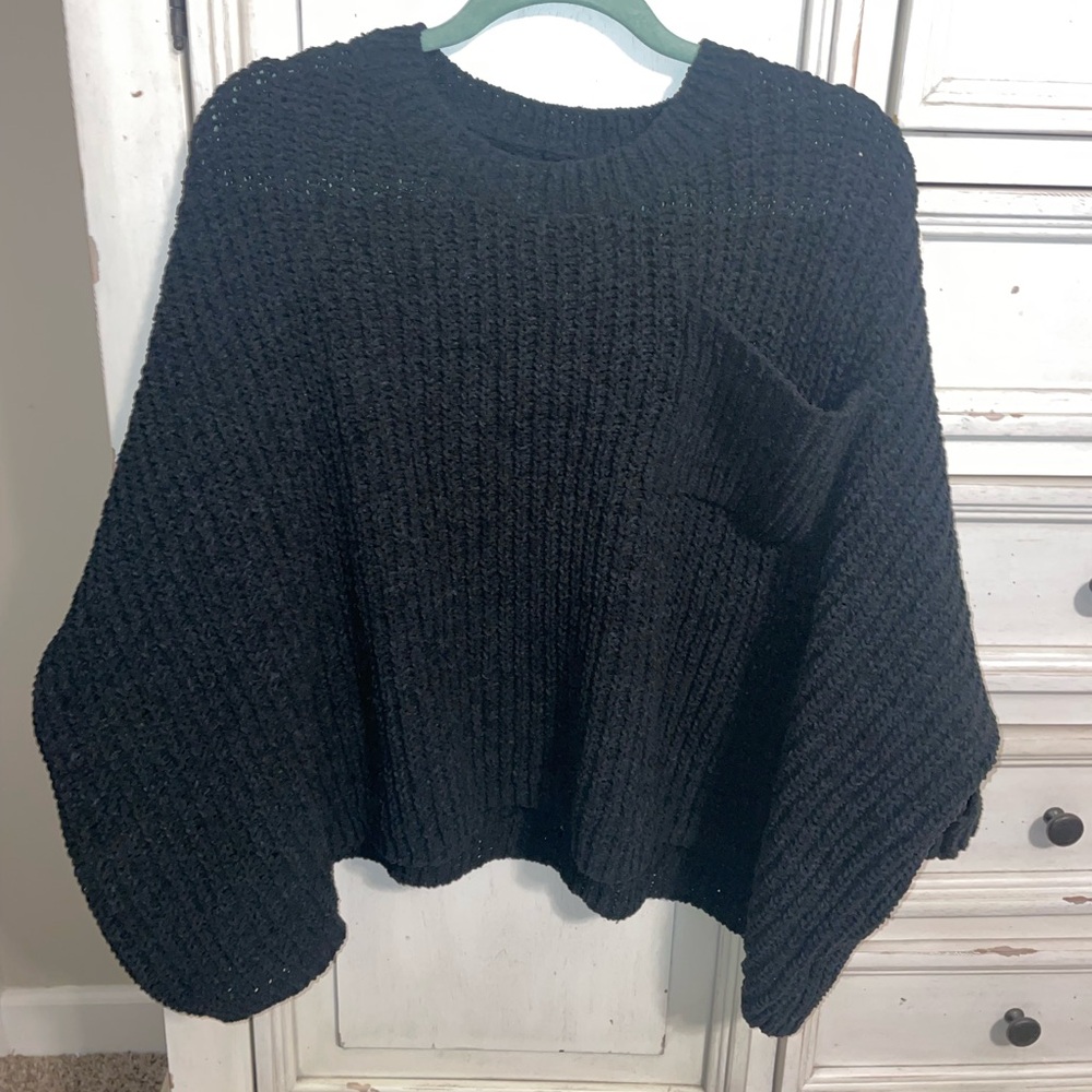 Black short sleeve sweater.